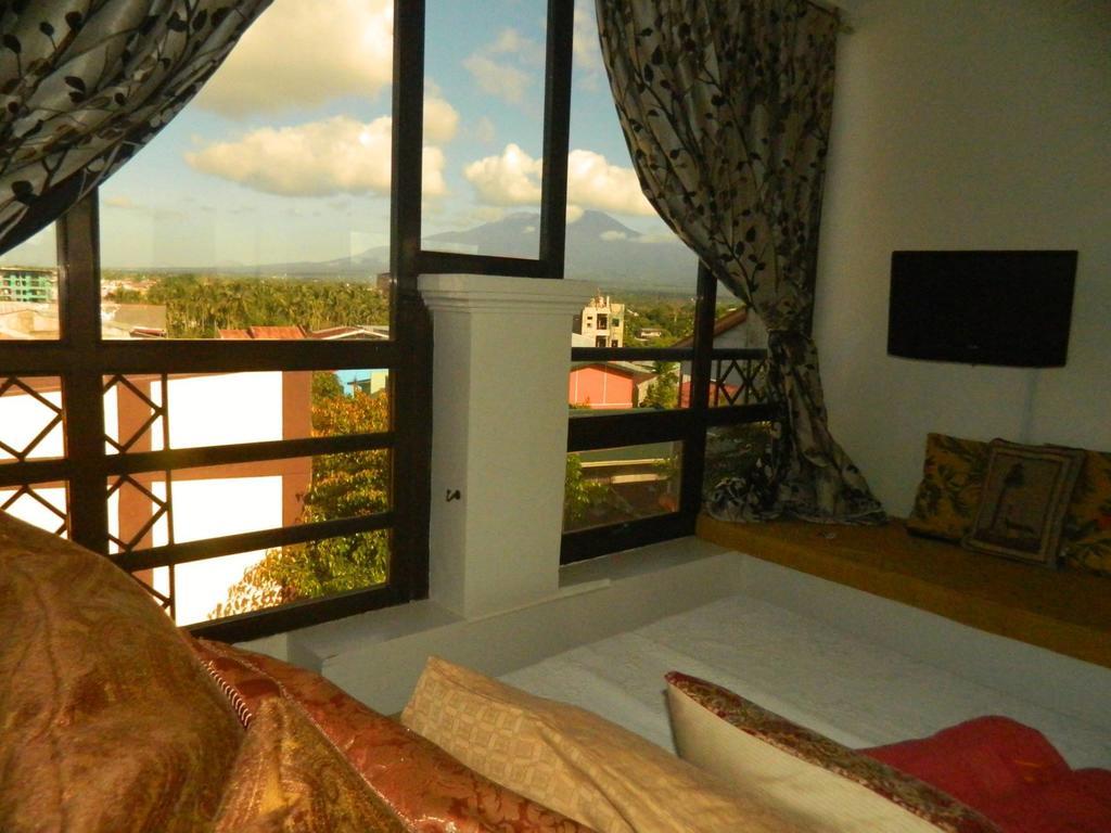 The Saint Joseph Residential Suites Lucena Phòng bức ảnh